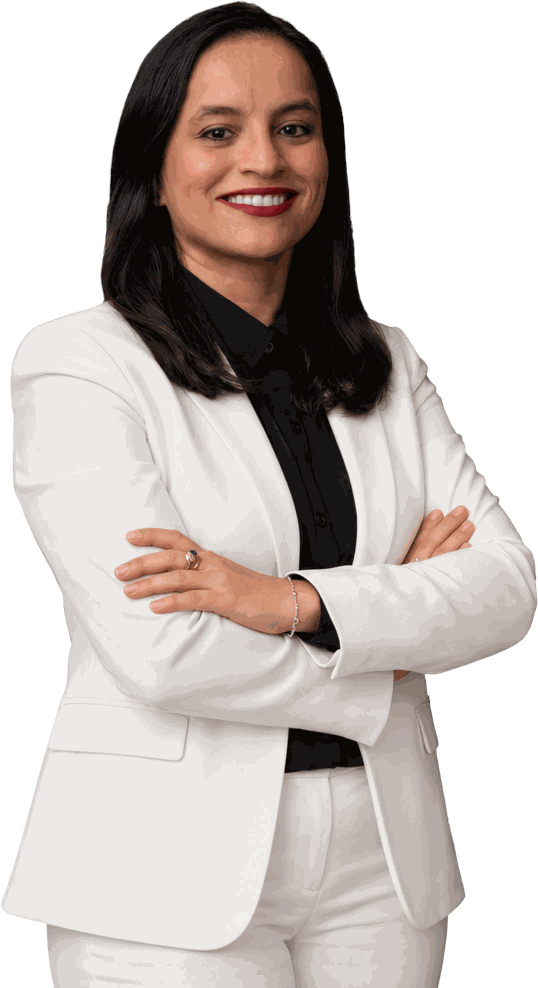 Luz Pedraza, advogada de imigração da Delgado Purdy Law em Atlanta, de terninho branco